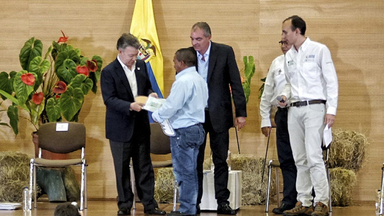 entrega_de_titulos_cauca_0.jpg