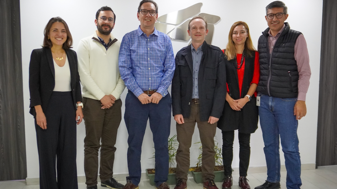 En la foto, de izquierda a derecha:  Catalina Jiménez, directora de la Oficina Regional DID para América Latina; Juan Pablo Bustamante, vicepresidente de Asuntos Estratégicos y Sostenibilidad de Finagro; Dairo Estrada, gerente senior de Inversiones de DAI, quienes implementan el Programa Finanzas para la Equidad de USAID; Andrés Lozano, vicepresidente de operaciones de financiamiento y Canales de Finagro; Paula Zuleta, secretaria técnica de la Comisión Nacional de Crédito Agropecuario; y German Guerrero, di